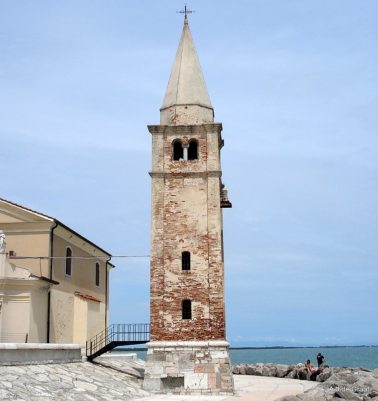Gulf of Venice / Caorle / Lungomare di Levanto / Caorle Point Light in the tower of Madonna dell Angelo
Church & tower 17th century.
Light since 1917 in the towers south wall.
Keywords: Gulf of Venice;Italy;Caorle