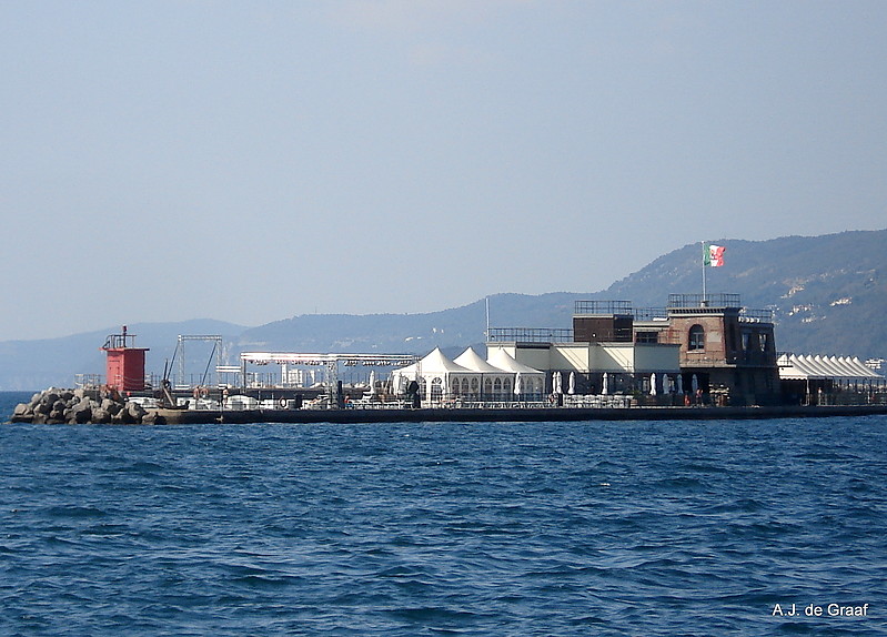 Adriatic Sea / Trieste / Porto Franco Vecchio / Breakwater Southhead Light
Not only a breakwater, but a partycenter at the same time.
A shuttleboat is bringing the guests over.
Picture made today, 07-09-2012.
Keywords: Italy;Trieste;Adriatic sea;Gulf of Trieste
