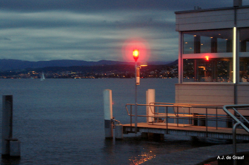 Z?rich See / Z?rich-Enge Marina
To the left of the marina entrance a permanent red light at the ferry jetty.
Keywords: ;Zurich;Switzerland