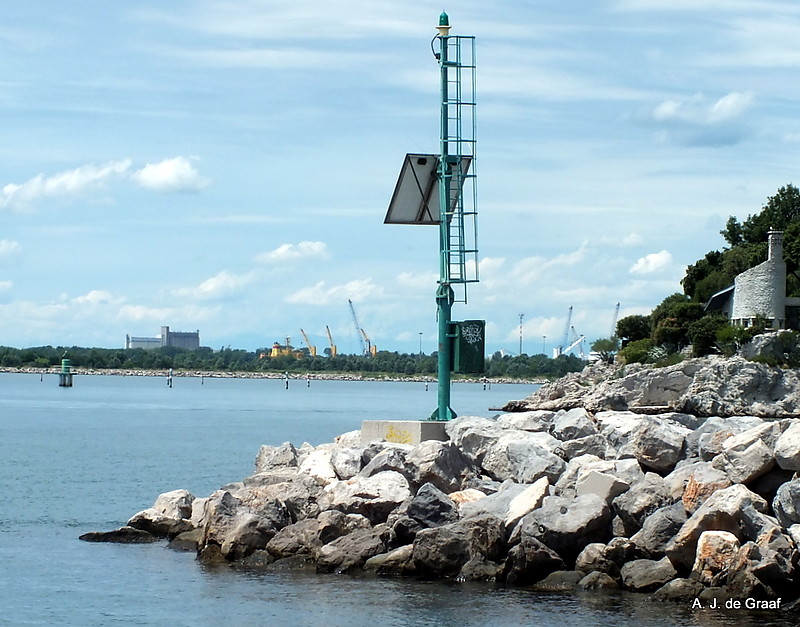 Adriatic Sea / Golfo di Trieste / Duino / Breakwaterhead Light & Entrance Canale San Giovanni (Timavo river) Light (distant left)
Background=Monfalcone
Keywords: Adriatic sea;Gulf of Trieste;Duino;Italy