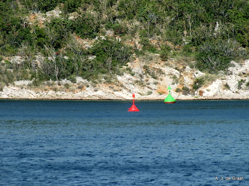 Krk - Voz Peninsula / Buoys fairway near Rt Vo???ica
In the channel between Krk-Voz Peninsula and the mainland are works going on to place new pipelines. Until this work is finished Rt Vo???ica lighthouse E 2896 is out of function and the fairway is now the passage between these buoys.
Keywords: Croatia;Krk;Buoy
