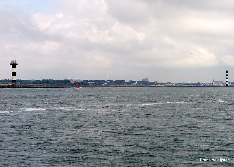 North Sea / Scheidings (Separation) Dam Maasmond - CalandCanal / Leading Lights Front & Rear
Black front B 0637 / rear B 0637.1
Over the dam a view on Hoek Van Holland (the red lights).
Keywords: Netherlands;Rotterdam;North sea