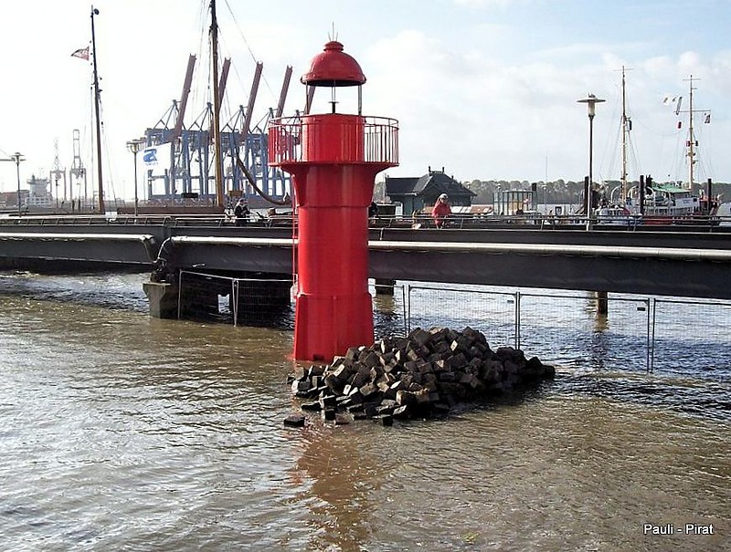 Elbe / Hamburg / Museumhafen Oevelgönne / Ex Pagensand S?d Lighthouse
Pagensand S?d Light is renewed, the old tower after maintenance at the Blohm & Voss shipyard placed at the museumhafen.
Keywords: Hamburg;Elbe;Germany