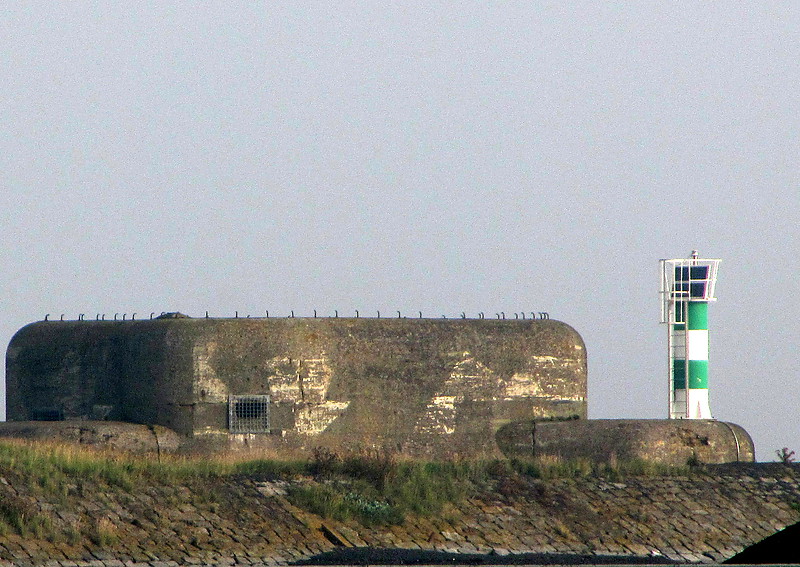 Waddenzee / Afsluitdijk / Kornwerderzand / Buitenhaven West Molehead light
Bunkers with WW II bullet holes
Keywords: Wadden sea;Netherlands;IJsselmeer