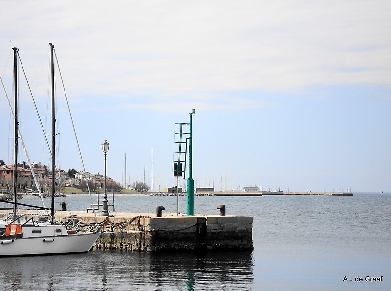 Golfo di Trieste / Muggia / Inner Breakwater head light
Behind is seen San Rocco Marina.
Keywords: Italy;Trieste;Adriatic sea;Gulf of Trieste