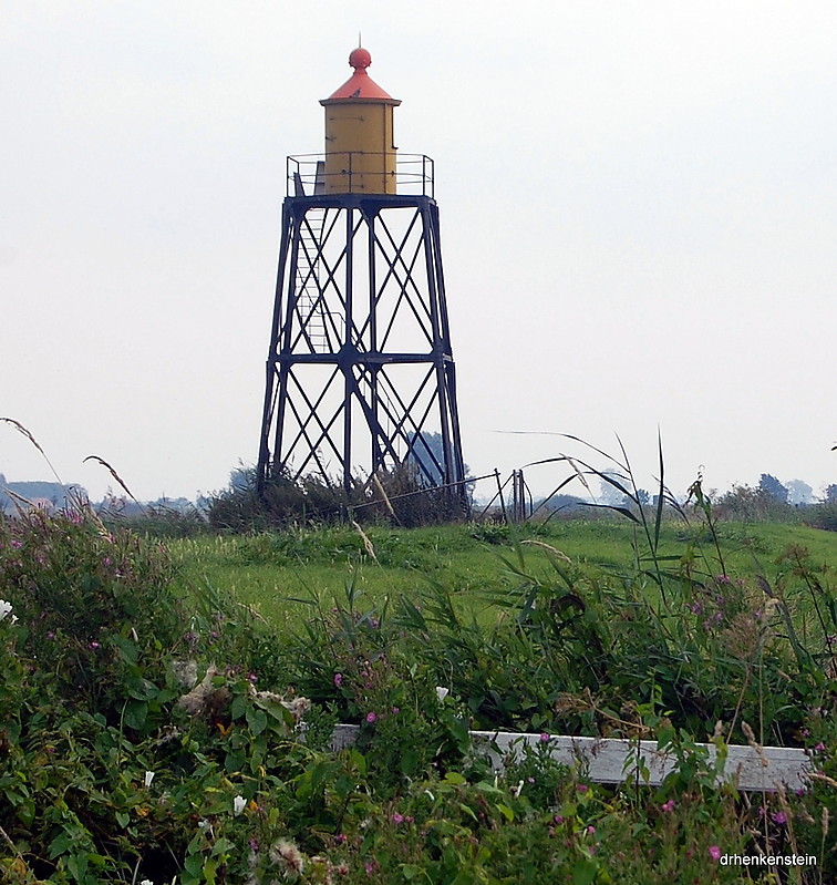 Haringvliet - Vuile Gat / Nieuwendijk Lightstand (leading light rear)
Near the ferry to the Isle of Tiengemeten. Tiengemeten had a furtile agriculture soil and some 10 farms. Yet nomore, they gave it back to nature, broke up the dikes and the tidal water is flowing into the island. A silly thing to, but that`s my opinion.
Keywords: Haringvliet;Nieuwendijk;Netherlands;Maas