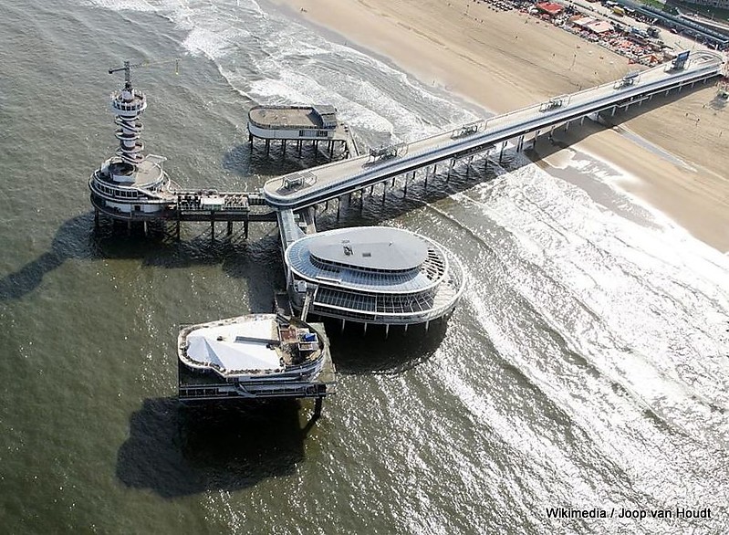 Scheveningen / Promenade Pier / Observation Tower Light (2)
Due to financial- and savetyproblems the pier is closed to the public.
Keywords: Den Haag;Netherlands;North sea;Aerial