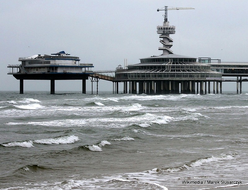 Scheveningen / Promenade Pier / Observation Tower Light (2)
Due to financial- and safety problems the pier is closed to the public.
Keywords: Den Haag;Netherlands;North sea