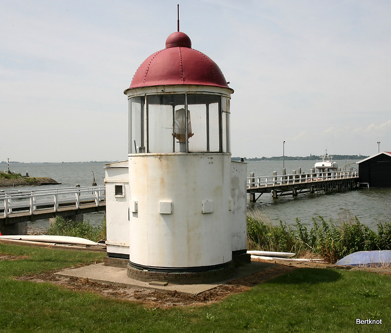 IJsselmeer / Marken / Lantern
Used on the "Paard van Marken" lighthouse from 1901 until 1992.
Keywords: IJsselmeer;Marken;Netherlands;Lantern