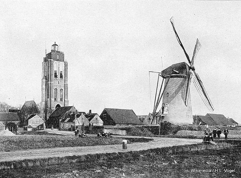 South-Holland province / Goeree - Overflakkee / Goedereede Lighthouse
Churchtower from 1512, since 1552 also in function as a lighthouse. In 1912 extinguished after building the Westhead Lighthouse at Ouddorp.
Picture 1910, still with the light.
Keywords: Netherlands;Goeree;North sea;Historic