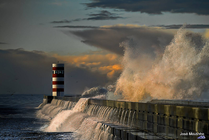 Costa Verde / Porto / North Mole Light 
Keywords: Porto;Portugal;Atlantic ocean;Storm