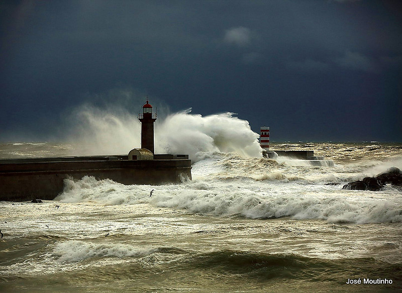 Costa Verde / Porto / Farolim de Felgueiras (North Breakwater) & North Mole Light (right)
Keywords: Porto;Portugal;Atlantic ocean;Storm
