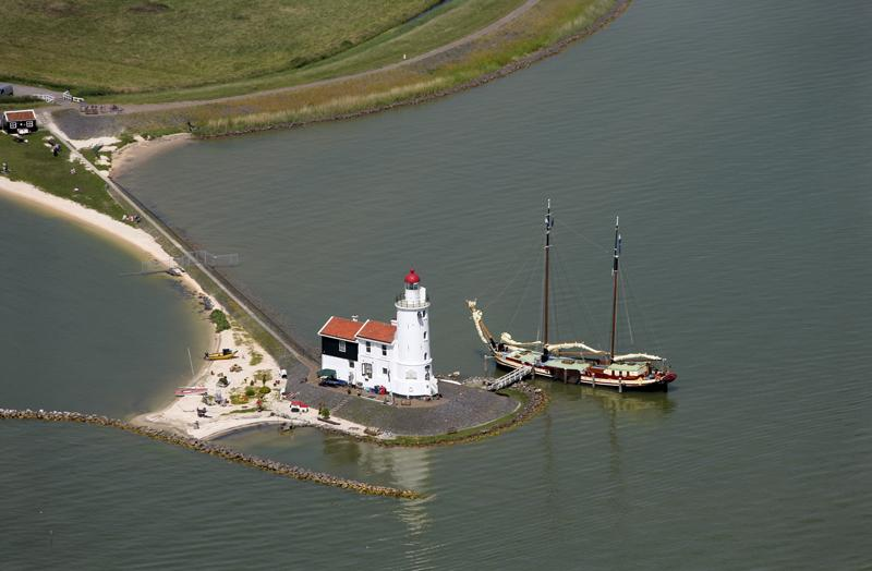 IJsselmeer / Marken / Lighthouse het Paard van Marken
Marken, now a peninsula, lies on the North Holland Coast.
The lighthouse, called Markens Horse was built in 1839.
Keywords: IJsselmeer;Marken;Netherlands