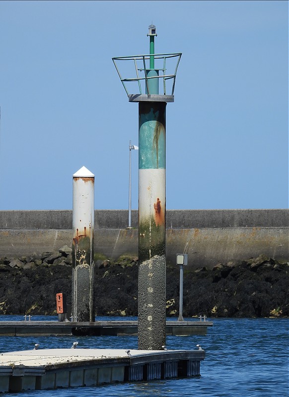 CHERBOURG - Marina - Wavescreen Pontoon - Head light
Keywords: Normandy;France;English channel;Cherbourg