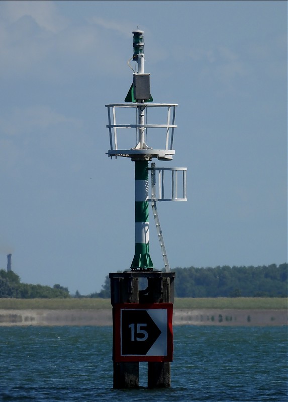 OOSTERSCHELDE - Roompot Locks - Inner Port - N Mole - Head light
Keywords: Netherlands;Oosterschelde