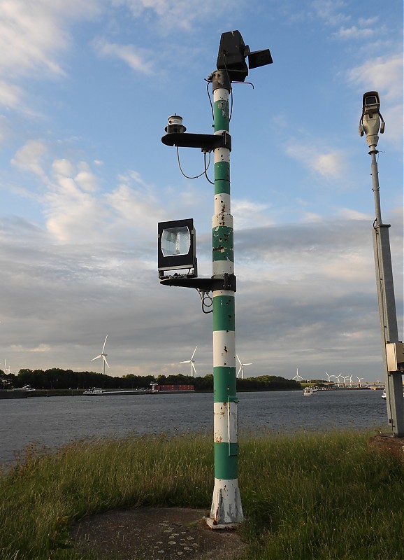 RIVER MAAS - Volkerak Locks - E Mole Head light
Keywords: Netherlands;Maas;Volkerak