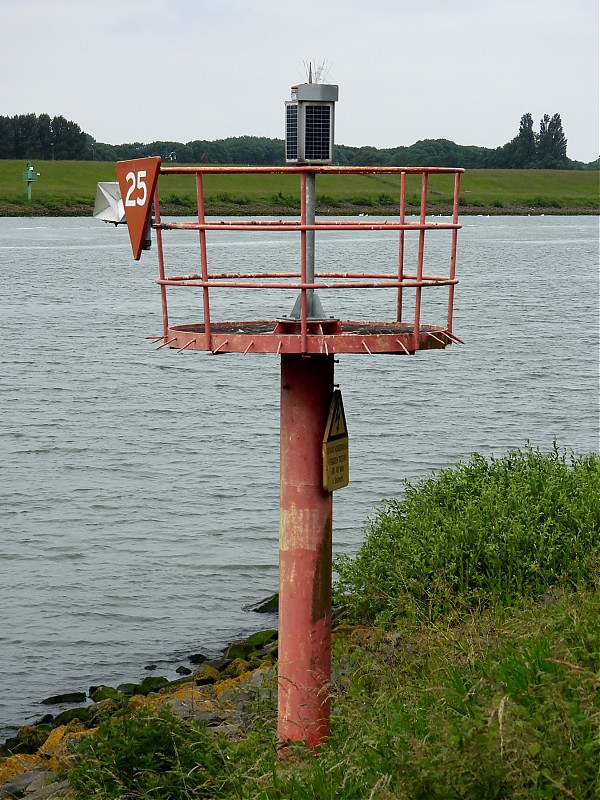 ROTTERDAM - Europoort - Beerkanaal - Hartelkanaal - No 25 light
Keywords: Netherlands;Rotterdam;North sea