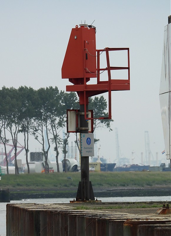 ROTTERDAM - Europoort - Calandkanaal - No 8 light
Keywords: Netherlands;Rotterdam;North sea