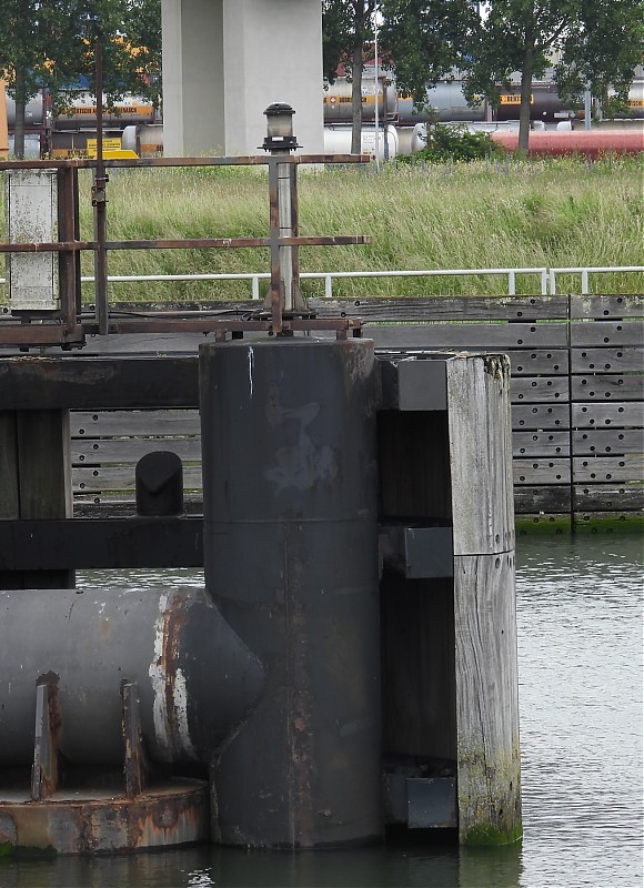 ROTTERDAM - Europoort - Calandkanaal - Rozenburg Lock - W side light
Keywords: Netherlands;Rotterdam;North sea