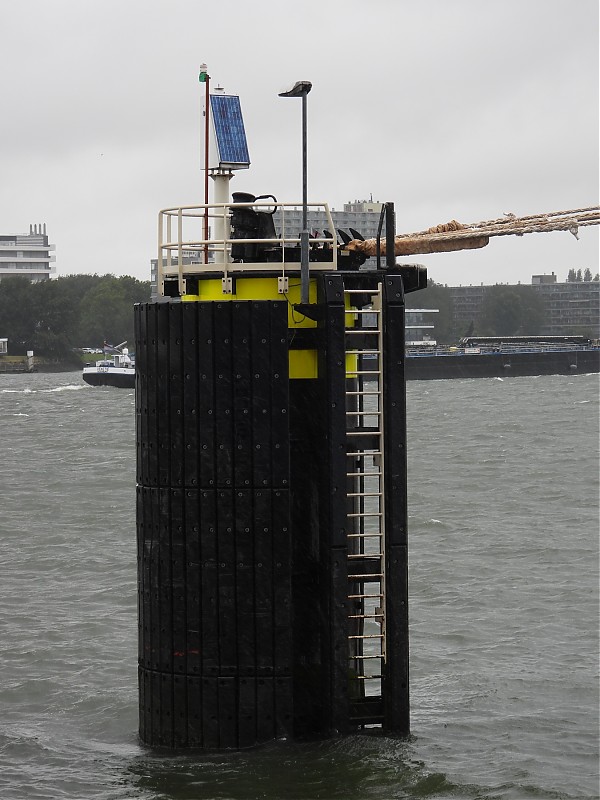 ROTTERDAM - Nieuwe Maas - 1st Petroleumhaven - Entrance W Side light
Keywords: Netherlands;Rotterdam;North sea