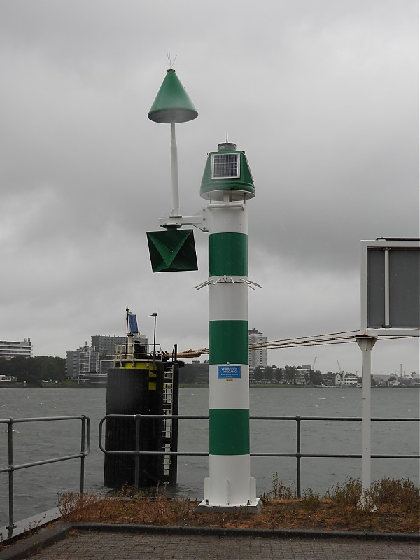 ROTTERDAM - Nieuwe Maas - 1st Petroleumhaven - Entrance W Side light
Keywords: Netherlands;Rotterdam;North sea