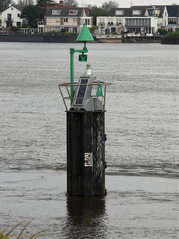 ROTTERDAM - River Noord - Lek S Shore - No 1 light
Keywords: Netherlands;Rotterdam;North sea;River Noord;Offshore