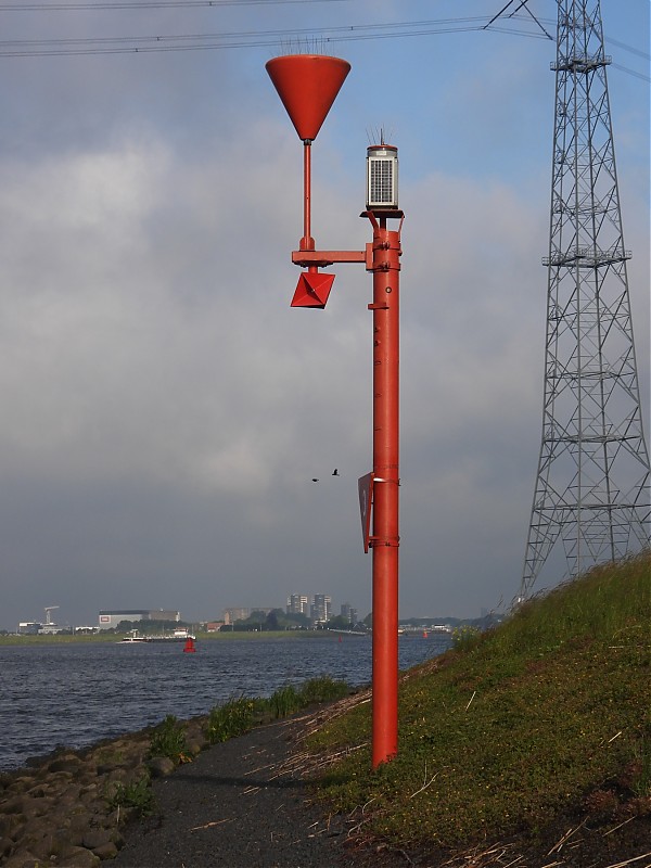 ROTTERDAM - River Noord - Lek N Shore - No 3 light
Keywords: Netherlands;Rotterdam;North sea;River Noord