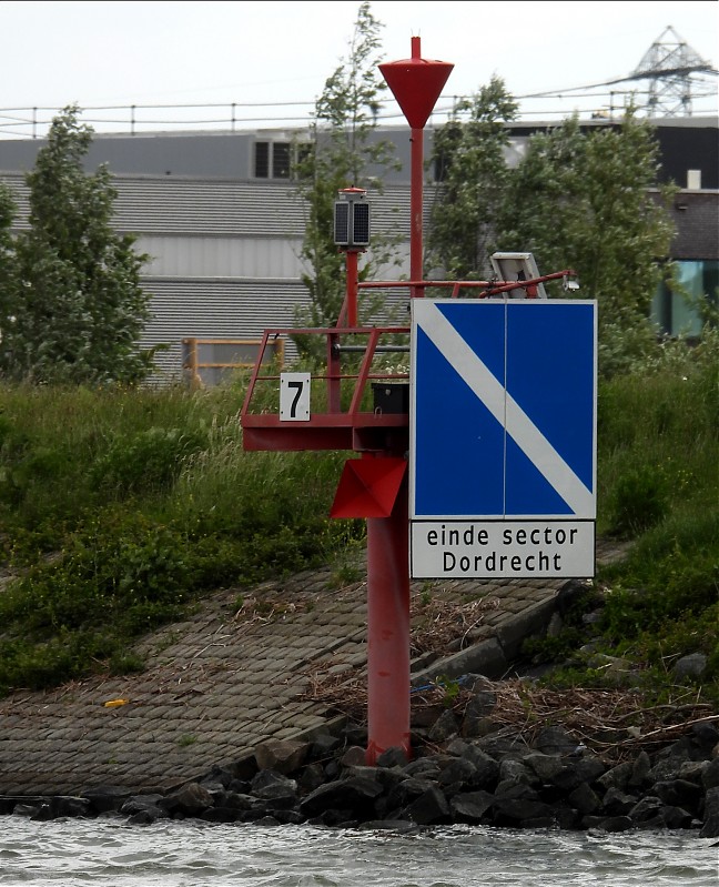 ROTTERDAM - River Noord - No 7 light
Keywords: Netherlands;Rotterdam;North sea;River Noord