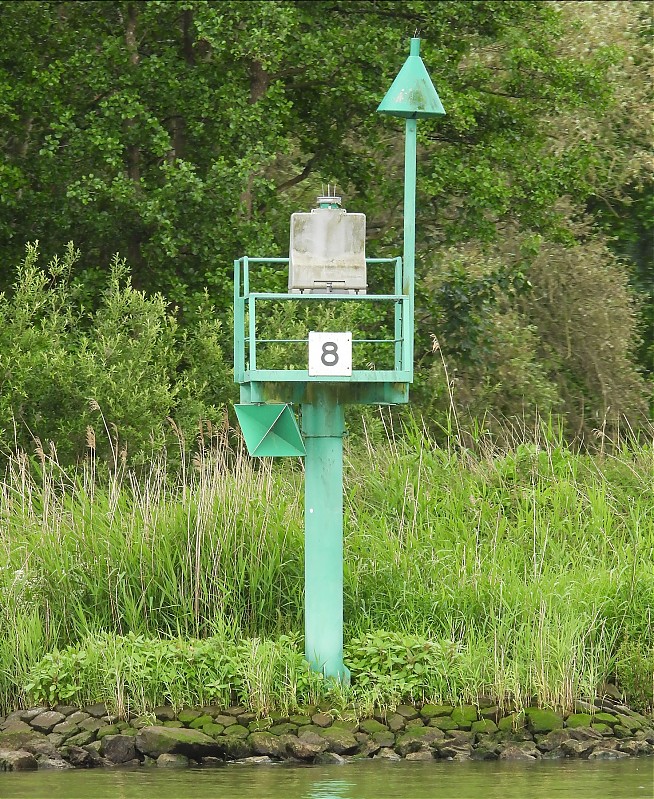 ROTTERDAM - River Beneden Merwede - No 8 light
Keywords: Netherlands;Rotterdam;North sea;River Beneden Merwede