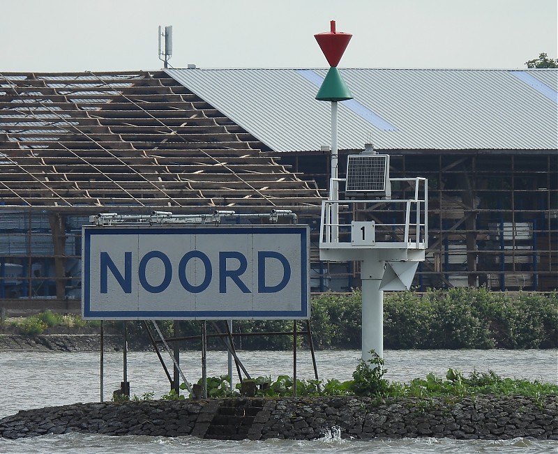 ROTTERDAM - River Noord - No 1 light
Keywords: Netherlands;Rotterdam;North sea;River Noord