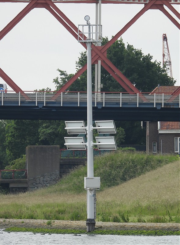 ROTTERDAM - Oude Maas - Botlek Bridge - Ldg Lts Front  light
Keywords: Netherlands;Rotterdam;North sea;Maas