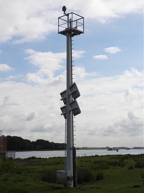 ROTTERDAM - Oude Maas - Goidschalxoord-Oost - Ldg Lts Front light
Keywords: Netherlands;Rotterdam;North sea;Maas