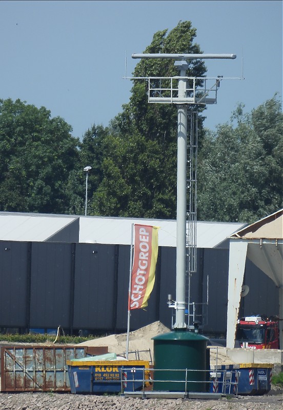 ROTTERDAM - Oude Maas - Uilenvlietse Haven - Dir light
the light is the small gray cylinder just left above the green pedestal of the radar mast
Keywords: Netherlands;Rotterdam;North sea;Maas