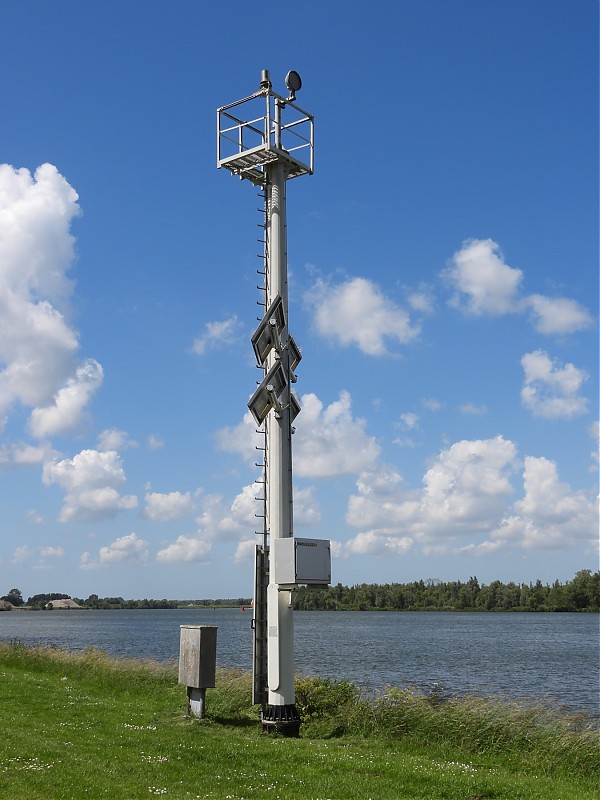 ROTTERDAM - Oude Maas - Puttershoek-West - Ldg Lts Front light
Keywords: Netherlands;Rotterdam;North sea;Maas