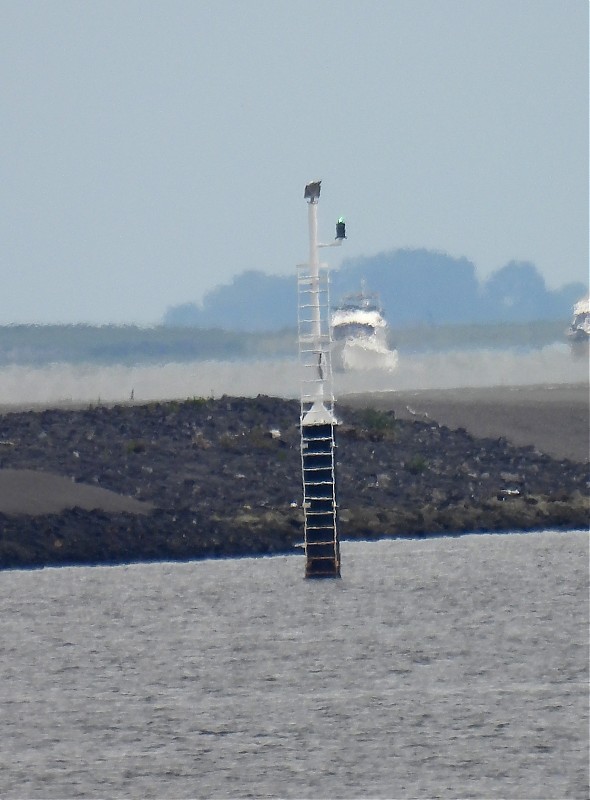 EEMS - Delfzijl - Zeehavenkanaal - N Side - No. 11 light
Keywords: Eems;Delfzijl;Netherlands;Offshore