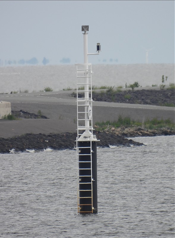  EEMS - Delfzijl - Zeehavenkanaal - N Side - No. 17 light
Keywords: Eems;Delfzijl;Netherlands;Offshore
