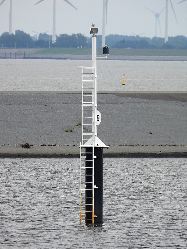 EEMS - Delfzijl - Zeehavenkanaal - N Side - No. 19 light
Keywords: Eems;Delfzijl;Netherlands;Offshore