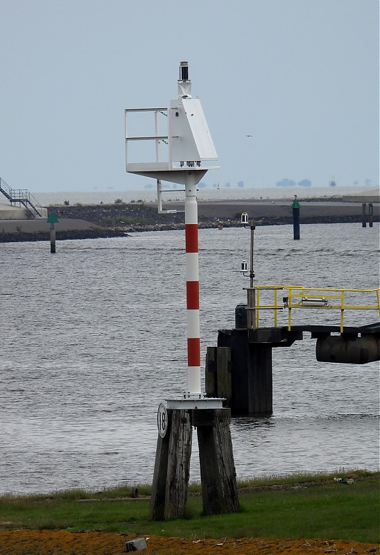 EEMS - Delfzijl - Zeehavenkanaal - Eemskanaal Lock - SE Side - No. 18 light
Keywords: Eems;Delfzijl;Netherlands