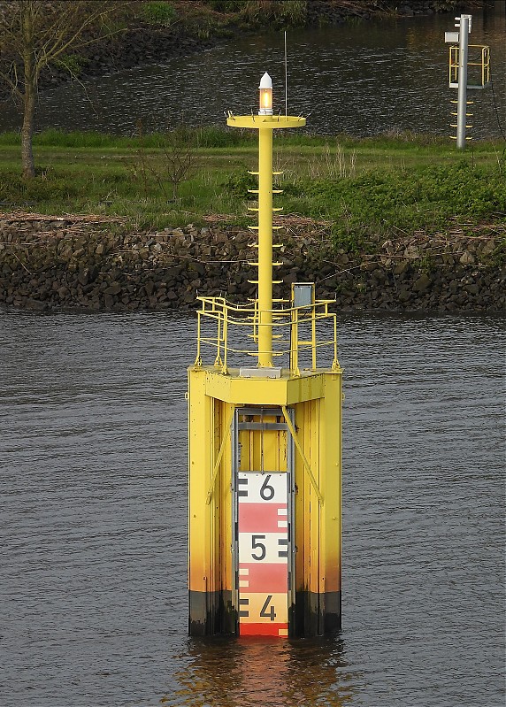 WESER - Farge - Km 26.45 - E side light
Keywords: Weser;Germany;Offshore