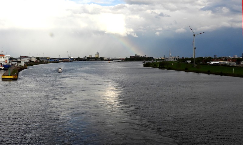 WESER - Bremen - E and W Sides - Km 9.5 to Km 6.0 river bank lights
Keywords: Bremen;Weser;Germany