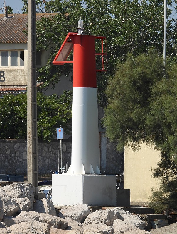 PORT SAINT-LOUIS-DU-RHÔNE - Canal Saint Louis - S side - No 2 light
Keywords: Mediterranean sea;France;Gulf of Lions;Golfe de Fos