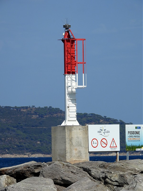 PORT DE CAVALAIRE - E Jetty - Head light
Keywords: France;Mediterranean sea;Cote-d-Azur;Port de Cavalaire