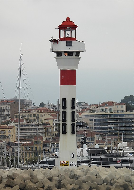CANNES - Breakwater - Head light
Keywords: France;Mediterranean sea;Cote-d-Azur;Cannes
