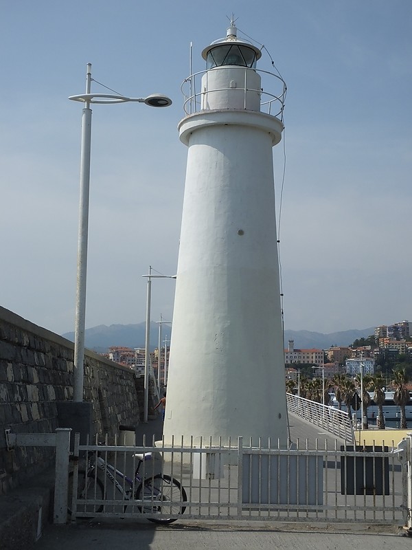 IMPERIA - Porto Maurizio - Molo Salvo - 250m from head lighthouse
Keywords: Italy;Mediterranean sea;Imperia