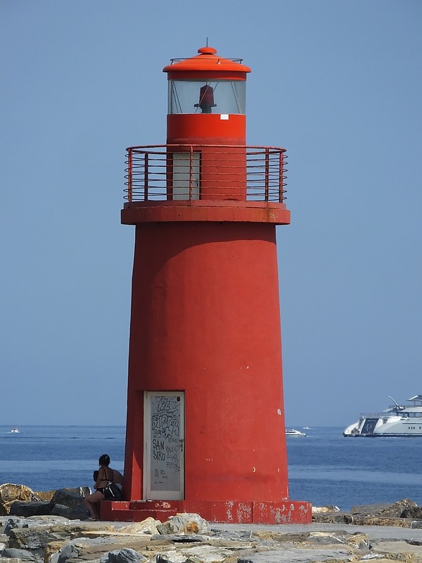 IMPERIA - Porto Maurizio - Molo Salvo - Head lighthouse
Keywords: Italy;Mediterranean sea;Imperia