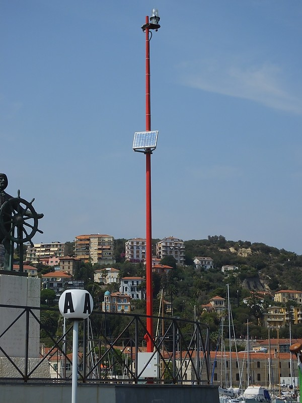 IMPERIA - Porto Maurizio - Banchina Medaglie d'Oro - Head NE light
Keywords: Italy;Mediterranean sea;Imperia