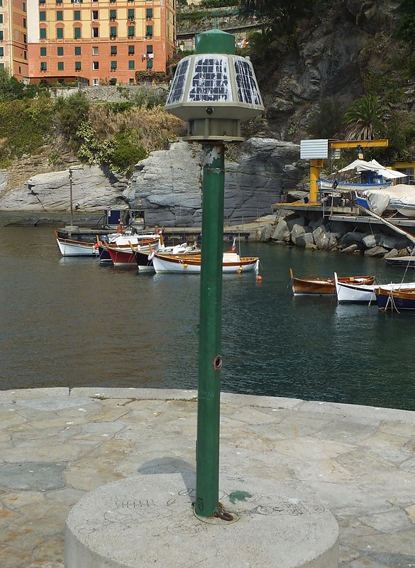 CAMOGLI - Inner Pier - Head light
Keywords: Liguria;Portofino;Italy;Ligurian sea