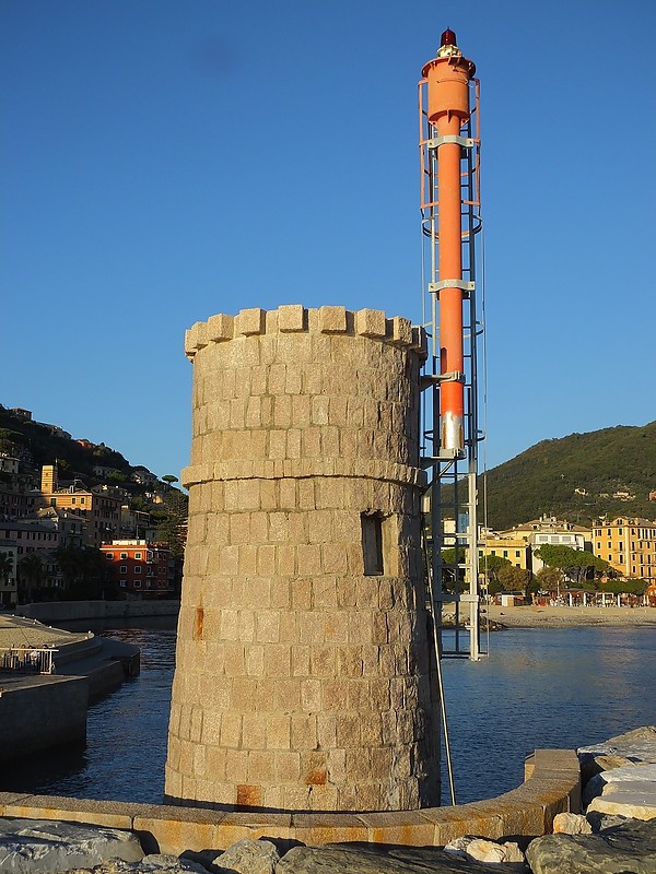 RECCO - Molo di Sant'Anna light
Keywords: Italy;Ligurian sea;Recco