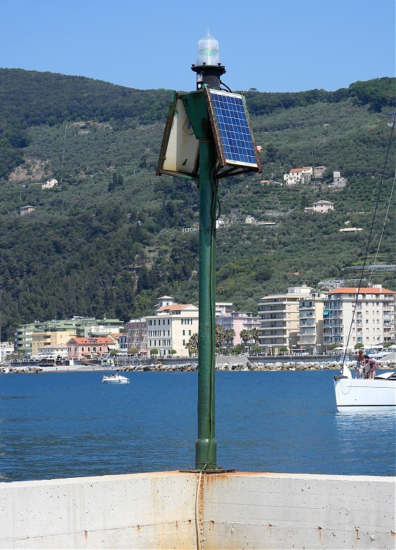 CHIAVARI - Molo Foraneo - Martello - Head light
Keywords: Chiavari;Genoa;Italy;Ligurian sea