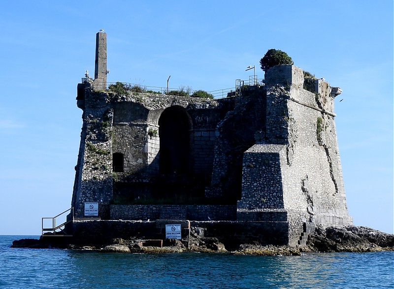 LA SPEZIA - Scoglio Torre della Scuola light
Keywords: Spezia;Italy;Ligurian sea